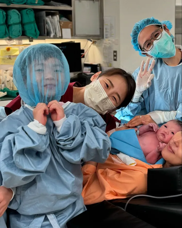 哥哥（左）迎接妹妹出生。翻攝劉香慈臉書