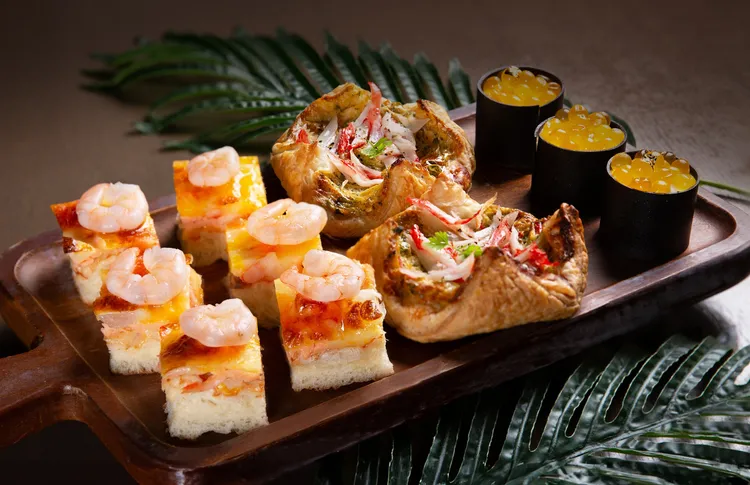 以分子料理打造的甜點，有鮭魚卵軍艦壽司造型蛋糕等。台北萬豪提供