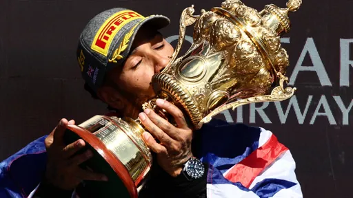 漢米爾頓F1英國站奪冠 打破945天冠軍荒戴IWC喜極而泣