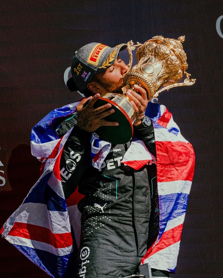 英國F1賽車手路易斯日前在Silverstone賽道贏得2024英國站冠軍漢米爾頓，當天他戴著IWC腕錶親吻冠軍獎盃。翻攝lewishamilton IG