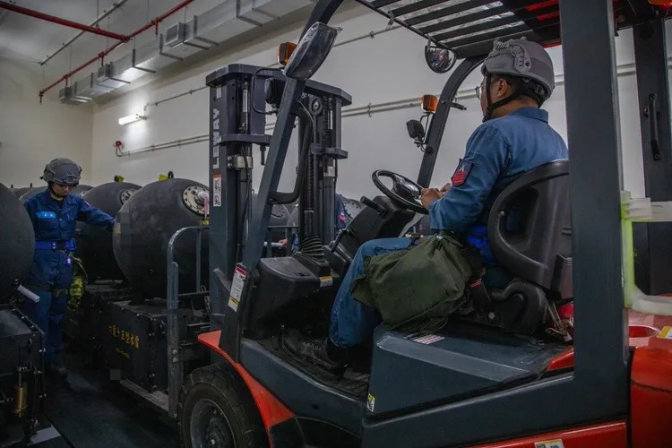 海軍官兵運用堆高機將水雷移至彈藥庫外。十軍團提供