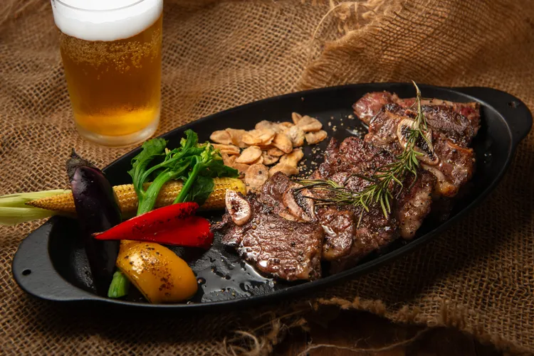 奶油蒜香牛小排。業者提供