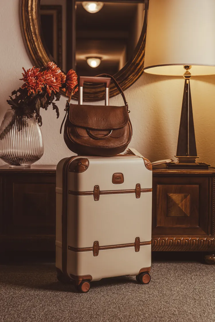 BRIC'S行李箱以義大利植染小牛皮打造而成。品牌提供