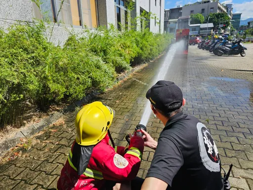 新北消防暑期夏令營化身小小消防員 400學童體驗地震濃煙學防災知識