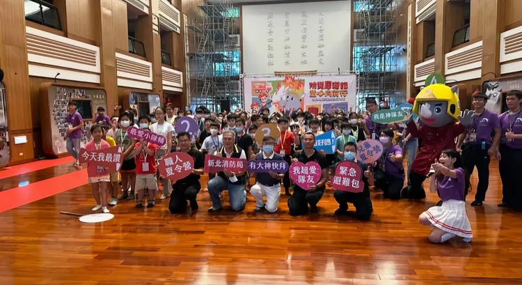 新北消防局共辦理14場兒童消防夏令營，有從上萬名報名者中抽出2800位學童參與。消防局提供