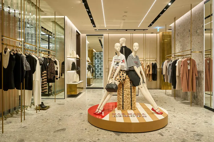 店內帶來多款繪有絢麗馬戲團人物的收藏版T恤。品牌提供