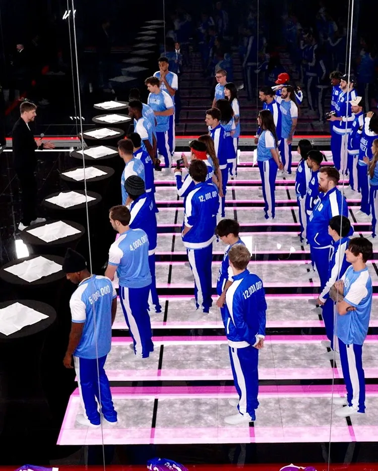 野獸先生最新影片「50位YT爭奪百萬美元」，砸2百萬美金打造真實版《魷魚遊戲》，並成功送出百萬美金大獎。翻攝《MrBeast》的IG