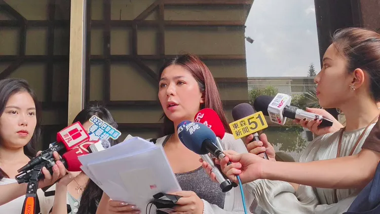 Rina指控蕭淑慎老公梁軒安藉出差之際設局性侵，今天挺身到北檢按鈴控告梁男性侵。張欽攝影