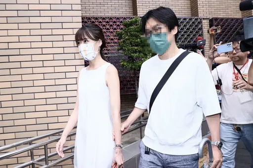 亮眼氣質「公衛文」不認罪判2年 丈夫首曝光!牽手護愛離開法院