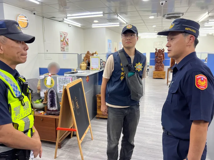 龜山警分局長張鶴瓊(右)率隊臨執行青春專案。龜山警分局提供