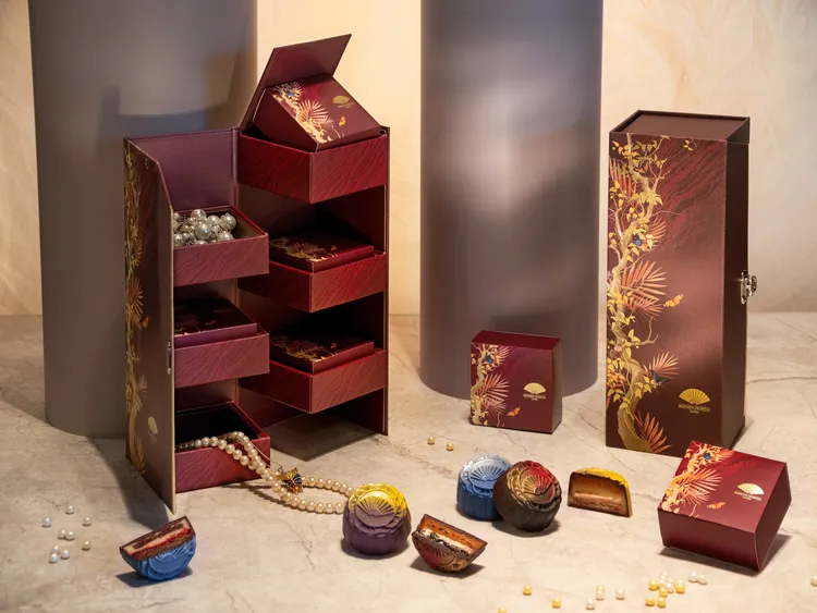 行政西點主廚趙崇曦(Kevin Chiu)特別設計三款精品級巧克力月餅：「芝麻芒果佐蜂蜜杏仁牛軋糖」、「茉莉蜂蜜柑橘醬佐柚子棉花糖」、以及「燕麥奶蘋果及紅果佐腰果果仁糖」。業者提供