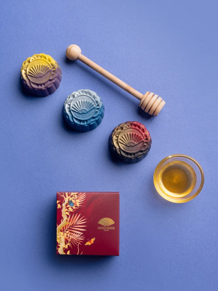 此次特別選用台灣花蓮在地小農的紅柴蜜，香氣馥郁豐潤，精心打造口感層次豐富的精品級巧克力月餅。業者提供