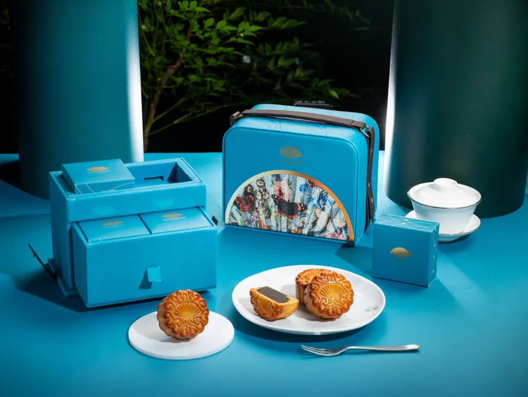 老少咸宜、深受大眾喜愛的廣式月餅禮盒，包含甘醇芬芳的「棗泥桂圓枸杞」與茶香悠然的「烏龍銀耳」及帶著高雅韻味的「日式極上焙茶」。業者提供