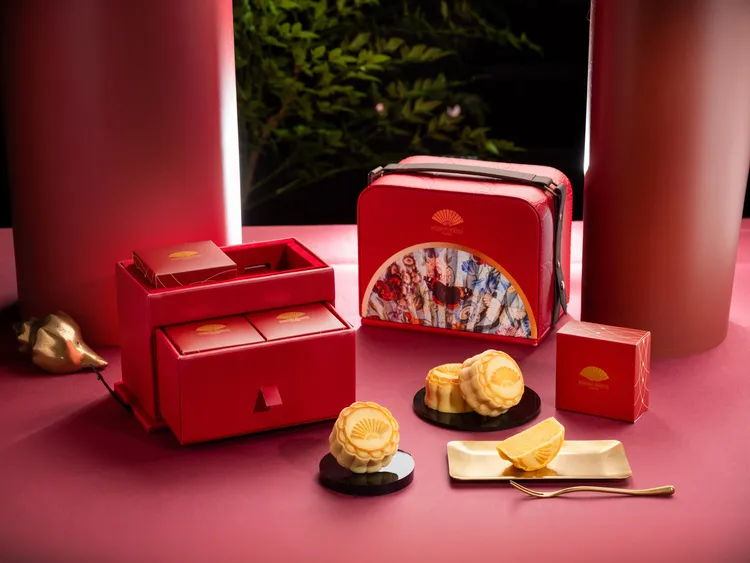 每年皆引發搶購熱潮的經典手工奶黃月餅，由米其林一星「雅閣」主廚鄭國雄與其廚藝團隊手工費時兩天製成。業者提供