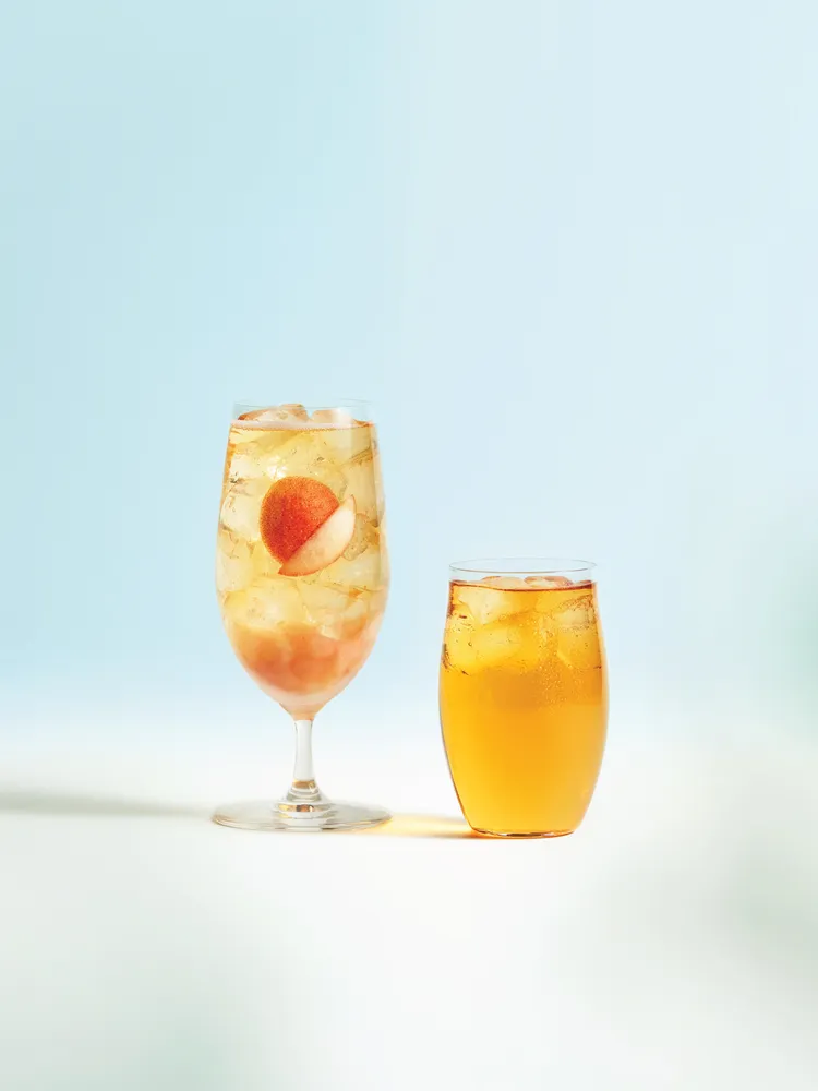 JEGO蜜桃烏龍(左)和JEGO花沫烏龍組圖。業者提供