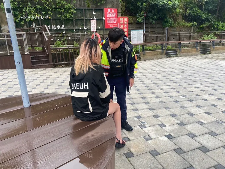 警方勸導。平鎮警分局提供