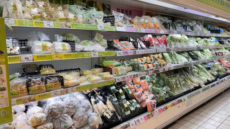 量販店目前葉菜類備貨量已達5倍。家樂福提供