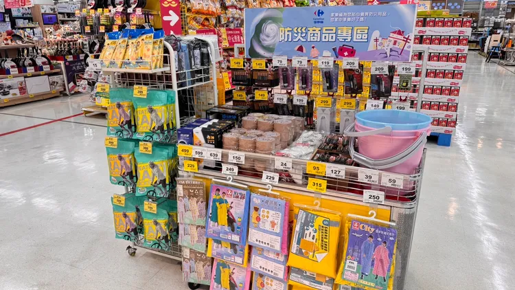 「颱風專區」可購買電池、手電筒、雨衣、清掃用品等。家樂福提供