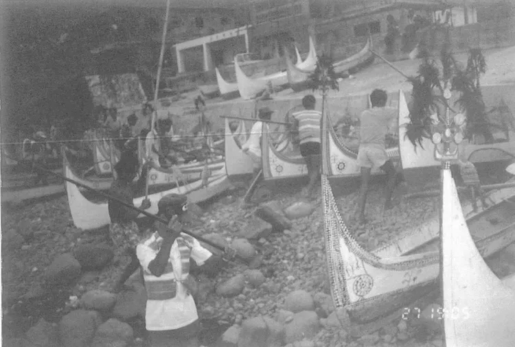 達悟族一起出海捕飛魚。蘭恩文教基金會提供