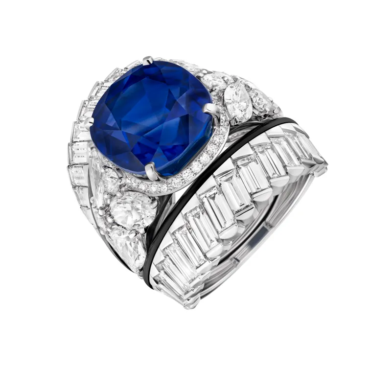 全場最貴的GRAPHIC LINE戒指，白金、鉑金、鑽石、藍寶石及瑪瑙，一顆重約6.36克拉枕形切割藍寶石，2億9617萬8000元。品牌提供