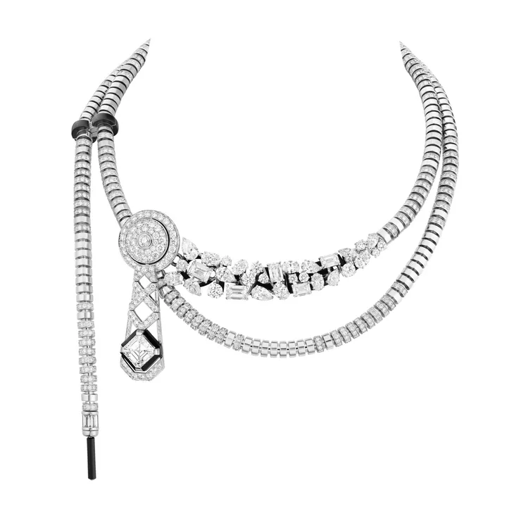 GOLD SLIDER項鍊，白金、鑽石、瑪瑙及黑漆，一顆重約5.19克拉DFL正方祖母綠切割鑽石，872萬9400元。品牌提供