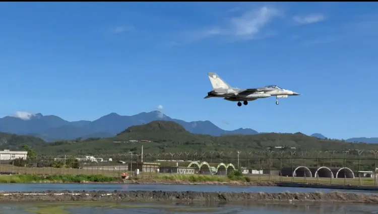 空軍IDF經國號戰機，一早降落台東志航基地。讀者授權提供，李俊毅攝影