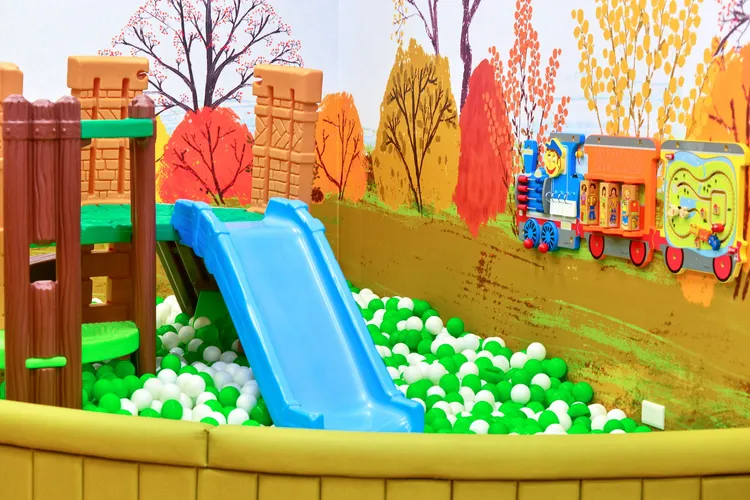 捷絲旅花蓮中正館，憑住宿券即可入住豪華四人房，平日週日至週五免加價外，並贈送翌日吃到飽自助早餐四客，為暑假出遊最佳選擇，圖為兒童遊戲室。業者提供