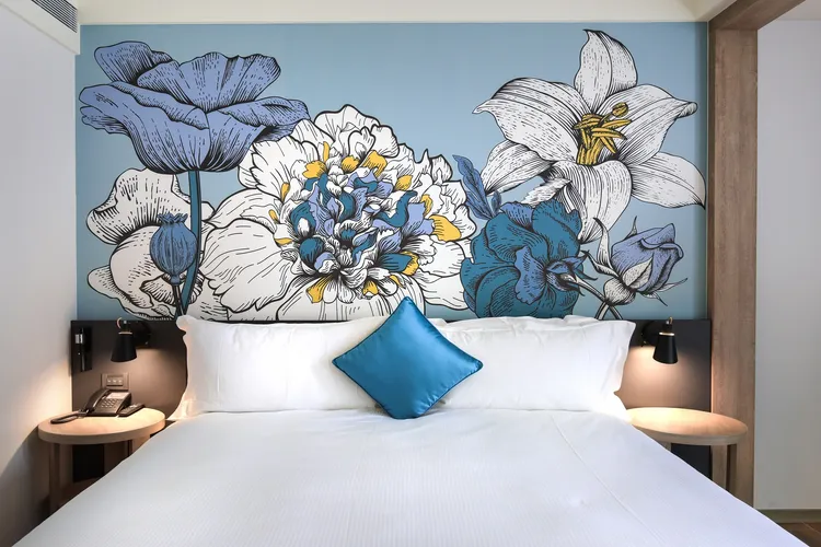 近年世界巨星輪番辦演唱會，有流行音樂之都美名，捷絲旅高雄站前館憑聯合住宿券享入住豪華客房或精緻雙人房乙晚_圖豪華客房(主題樓層)。業者提供