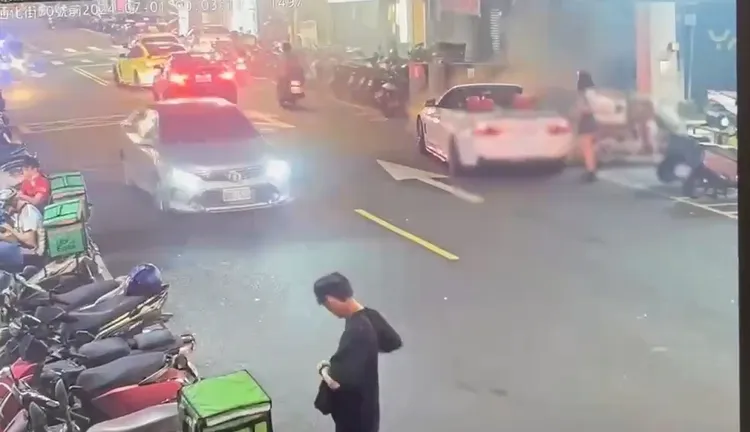 BMW敞篷車突然起火燃燒。警方提供