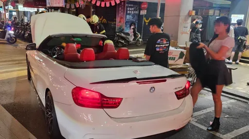 BMW敞篷車載短裙妹　停路邊突然起火！25歲男急找滅火器救車