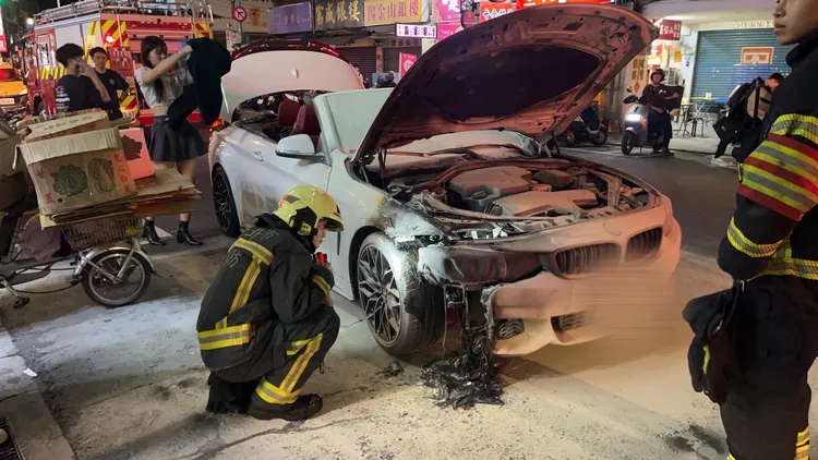 消防人員檢視車輛。警方提供