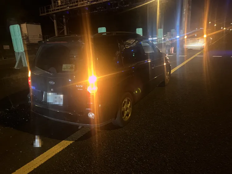 後車閃避不及撞上跳車的女子。國道警方提供