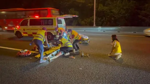 女子國道上突開車門跳車 驚!後車閃不及撞死她