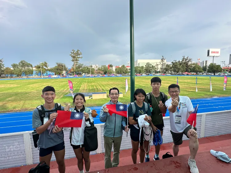 新北市政府張其強副秘書長（右一）帶隊赴墨西哥參賽。體育局提供
