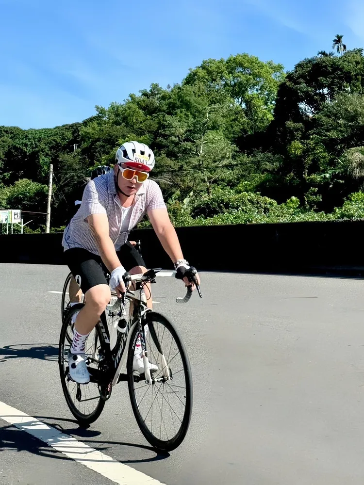 洪毛最近愛上單車運動，並成立了JCP藝人車隊。雖然經常約騎、訓練，南投百K，當天依舊被烈日折磨到喊：「最硬通告」。民視提供