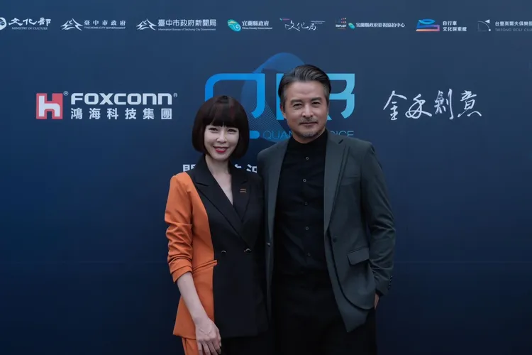 李銘順（右）和天心再續前緣。翻攝《Q18量子預言》臉書