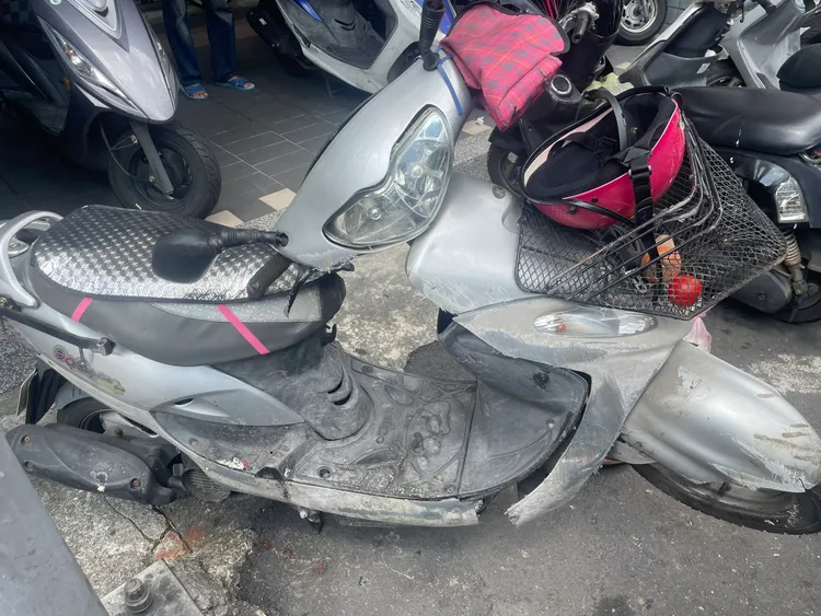 新店水泥車與機車發生碰撞，女騎士機車。翻攝畫面