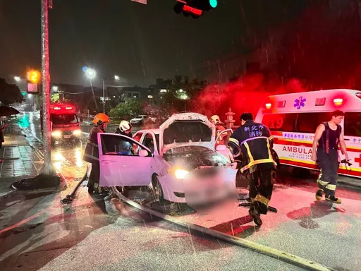 林口追撞車禍變「火燒車」　肇事駕駛逃了！警追人釐清案情