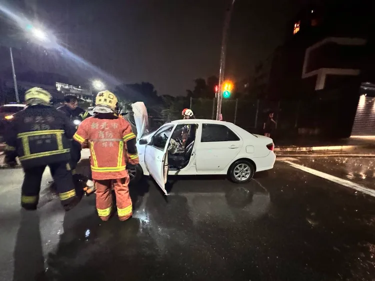 白色小客車駕駛逃逸。警方提供