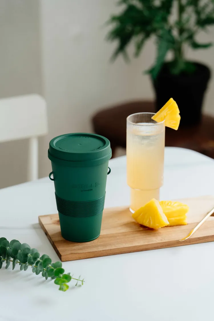 Smille提供貼心的飲料服務模式，選購蜜樂酥並攜帶環保杯，便會獲得Smille招待的特調消暑飲品。業者提供