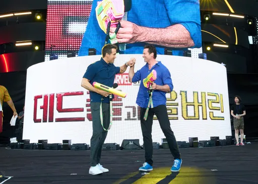 死侍與金鋼狼互噴濕身掀高潮 萊恩玩太爽被妻警告:你麻煩大了