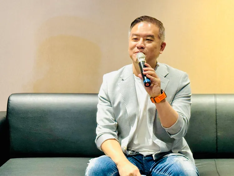 台灣三星電子行動通訊事業部總經理陳啓蒙在發表會後接受聯訪分享台灣摺疊機市場概況。趙筱文 攝影。