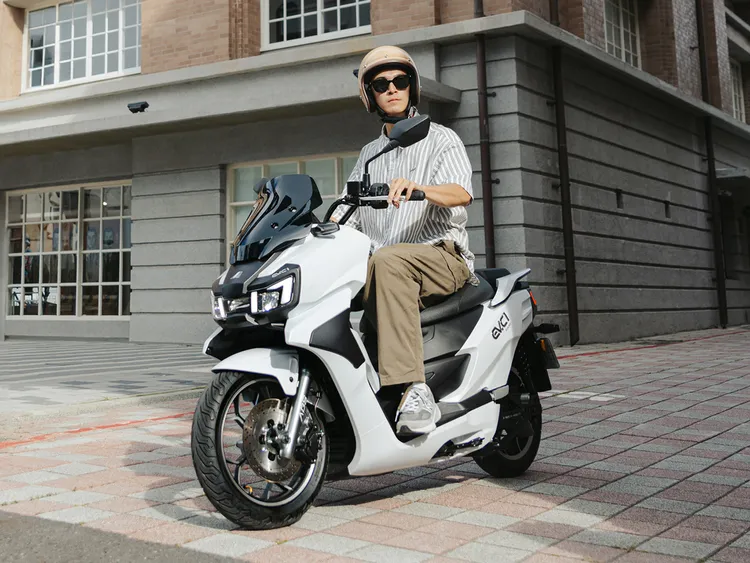 宏佳騰與韓國Bikebank旗下品牌Dotstation及Gogoro Network三強聯手，共同打造市場上唯一的純電跑旅「EV-C1」建議售價124,980元（不含牌險）。業者提供