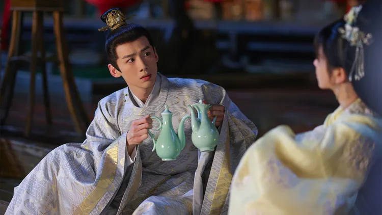 白敬亭戲裡不勝酒力。八大提供