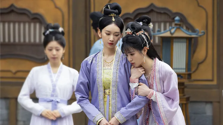 田曦薇（右）與飾演白敬亭正宮夫人的劉令姿（中）相處融洽。 八大提供