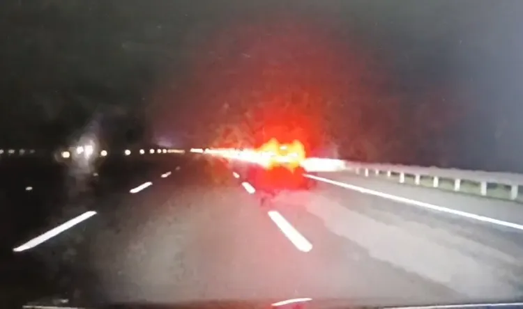 事故造成11部車輛損壞，國道警方將調閱監視器「追凶」。民眾提供