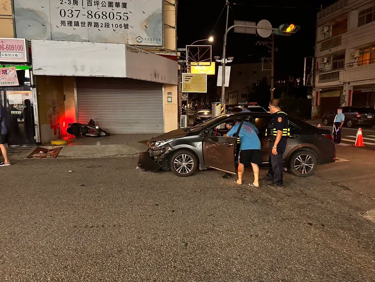 機車被撞進商家騎樓。民眾提供