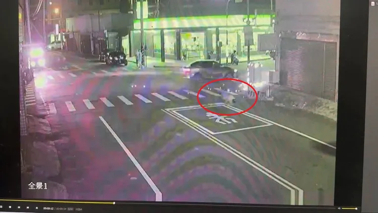 陳姓騎士落地後向前翻滾。民眾提供