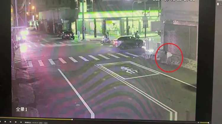 陳姓騎士被撞飛後在地面滾了3圈隨即起身。民眾提供