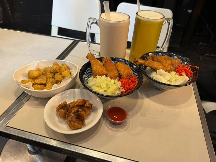 店家的招牌雞腿飯跟茶飲，饕客說多年來味道都沒變。台中市議員陳俞融提供